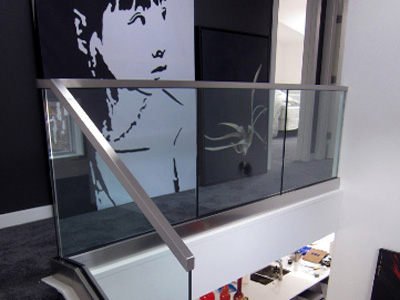 Balustrada szklana w profilu aluminiowym, wewnętrzna z pochwytem kwadratowym, prostokątnym